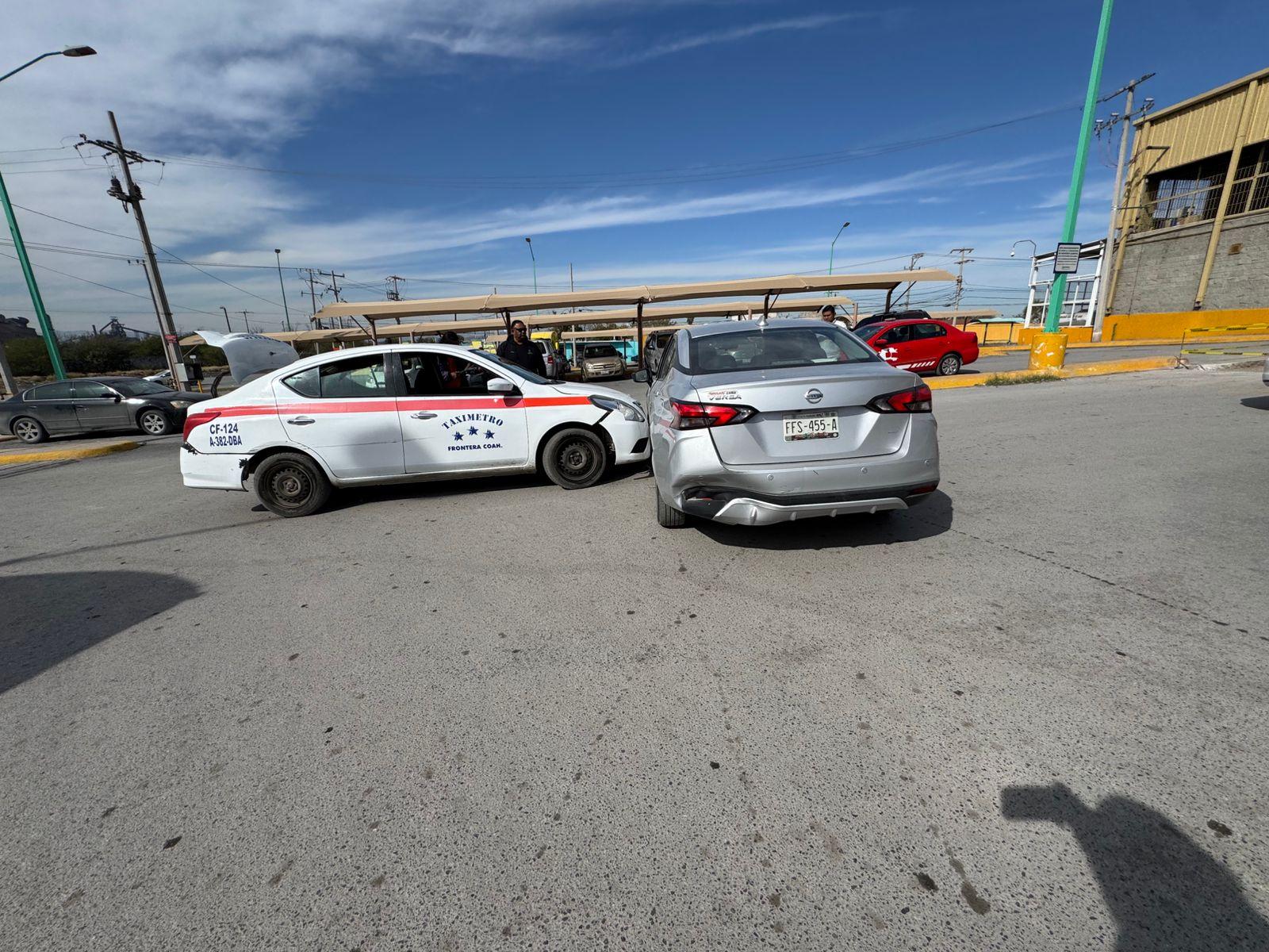 Colisión entre taxi y Versa arroja daños