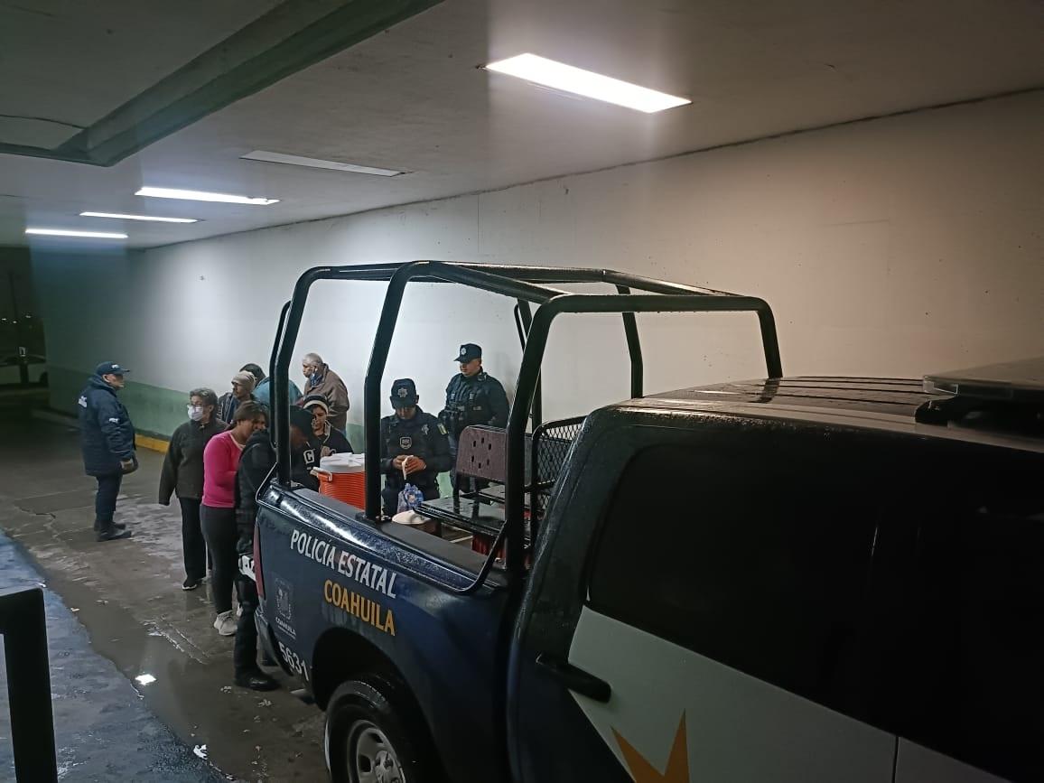 …Y entregan champurrado y pan en Clínica 7 de IMSS