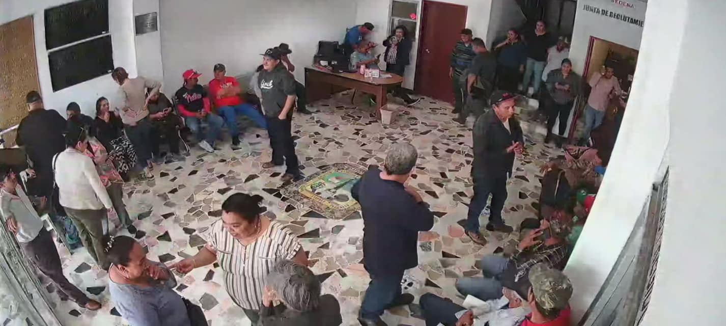 Burócratas de Múzquiz y de SJS rescatados por Manolo