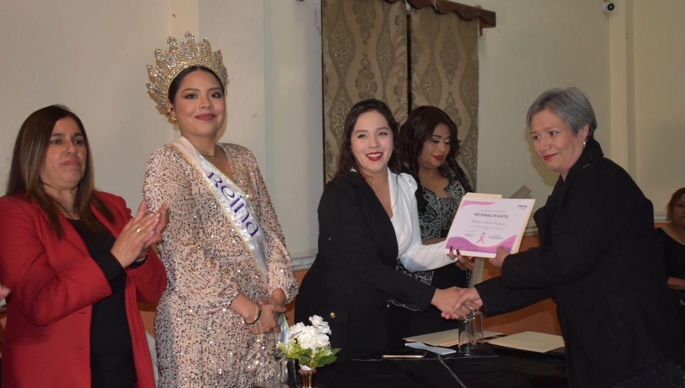 Mujeres reciben diplomas por su crecimiento personal