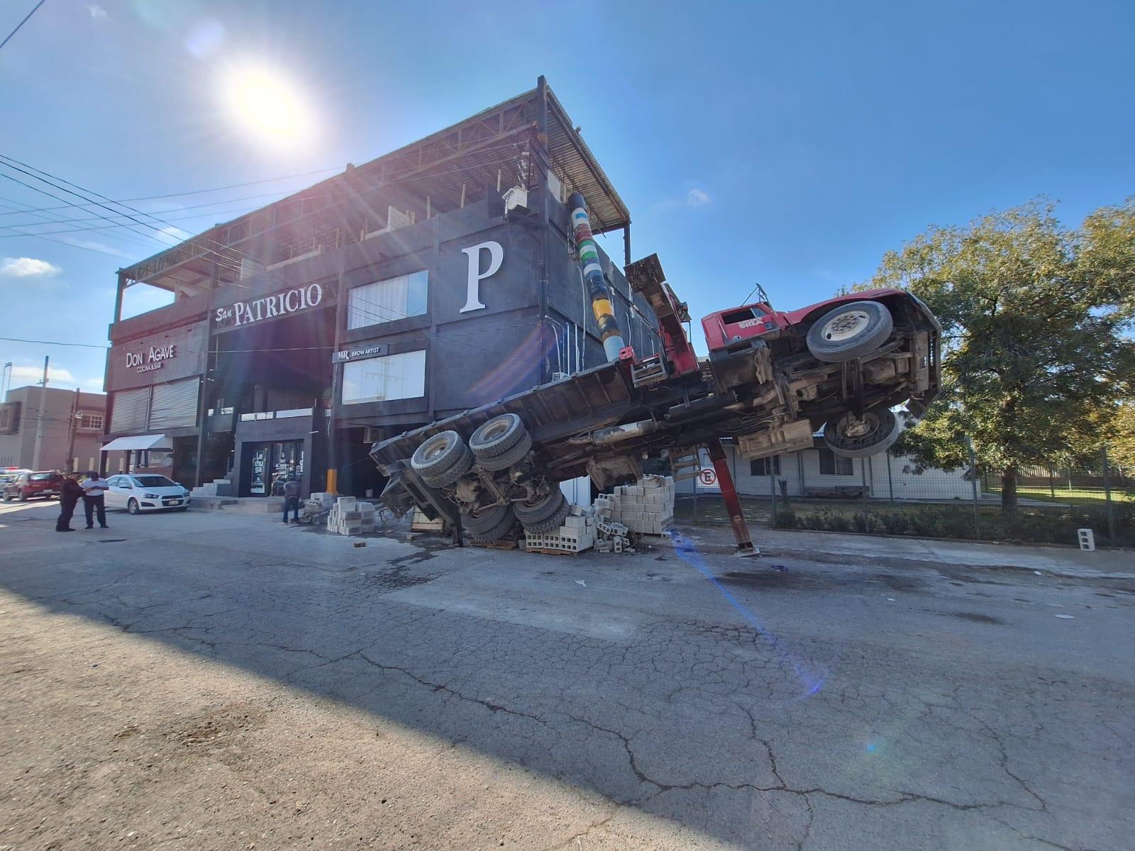 Queda grúa suspendida en obra de construcción