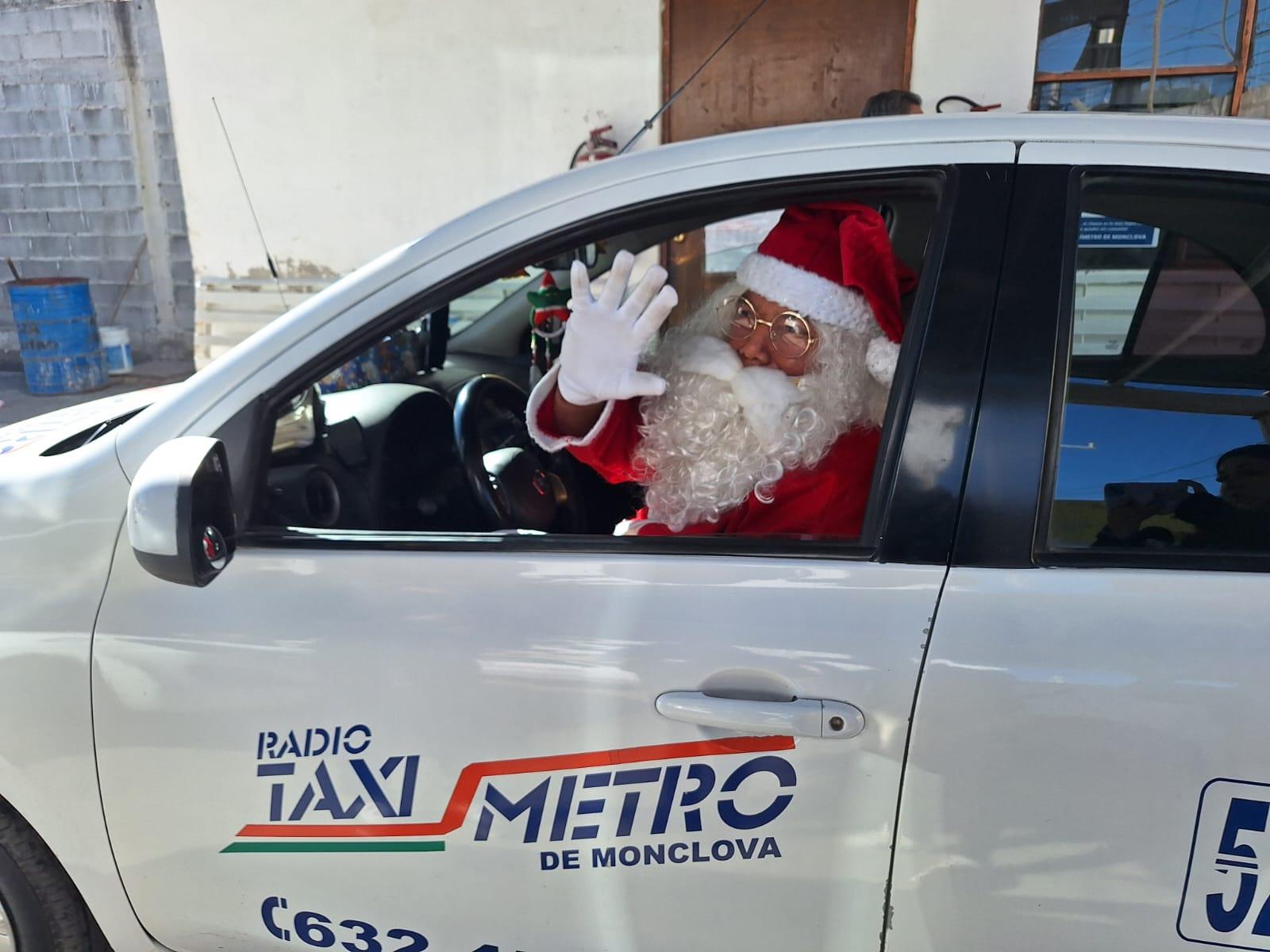 Santa al volante de taxi transporta magia