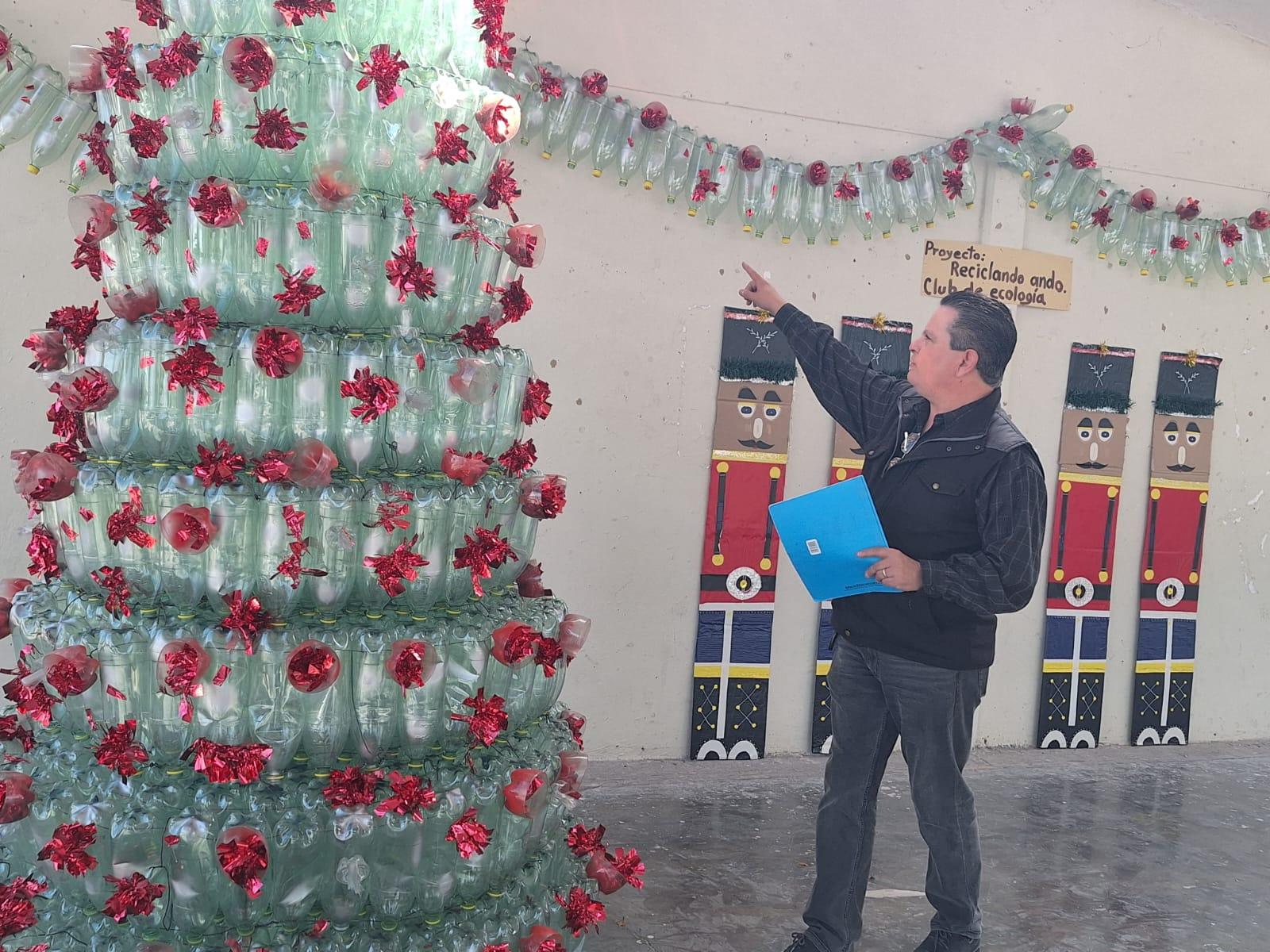 Montan monumental pino navideño con pet