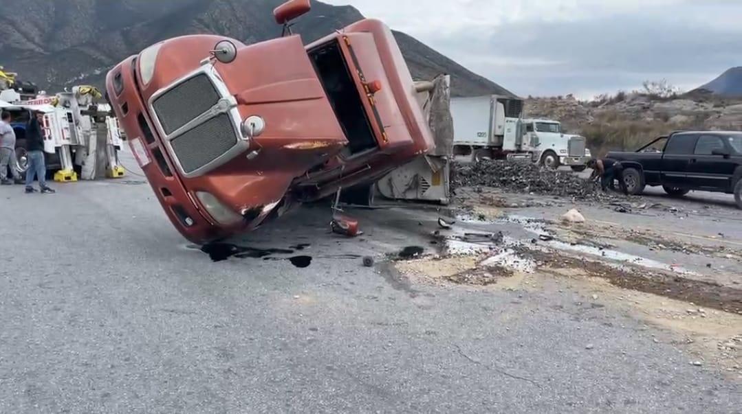 Vuelca tráiler en Arteaga; metal invade la carretera