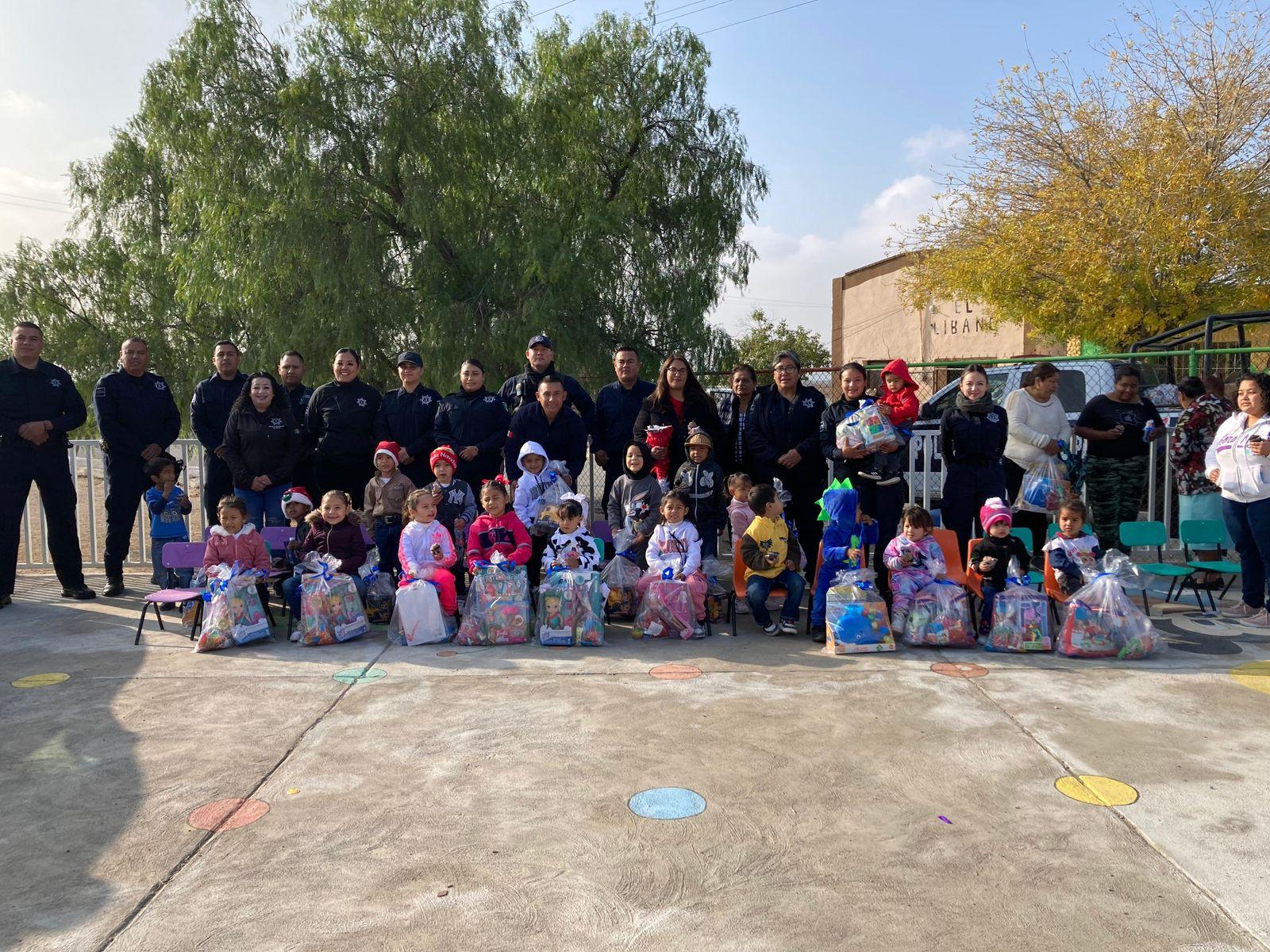 Policías llevan alegría a niños del ejido Hipólito