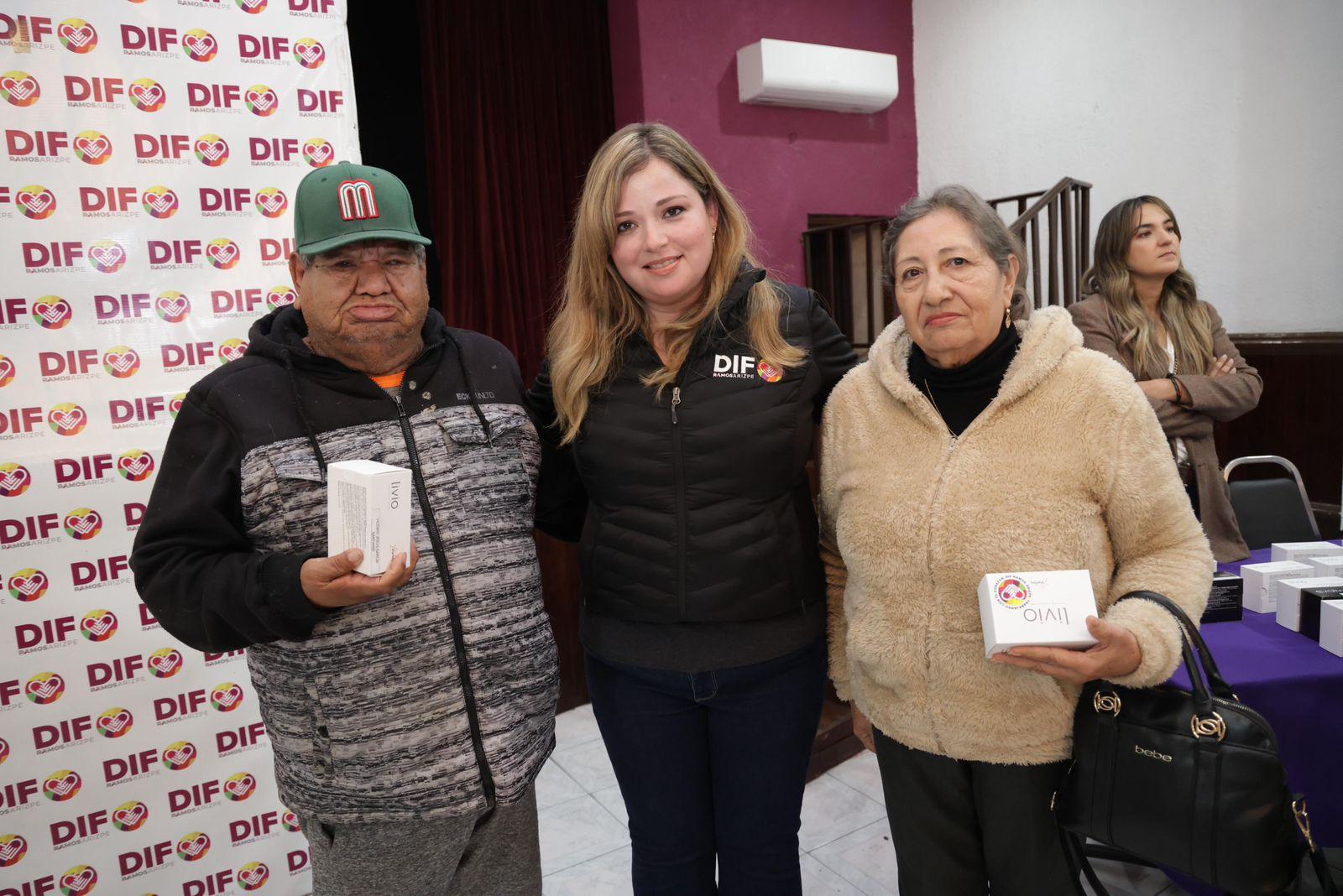 Cierra DIF RA entrega de aparatos auditivos