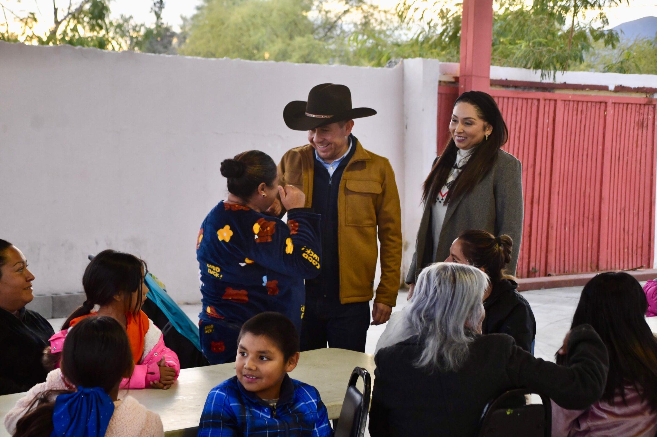 Realiza alcalde Hugo visita navideña al Ejido Sombrerete
