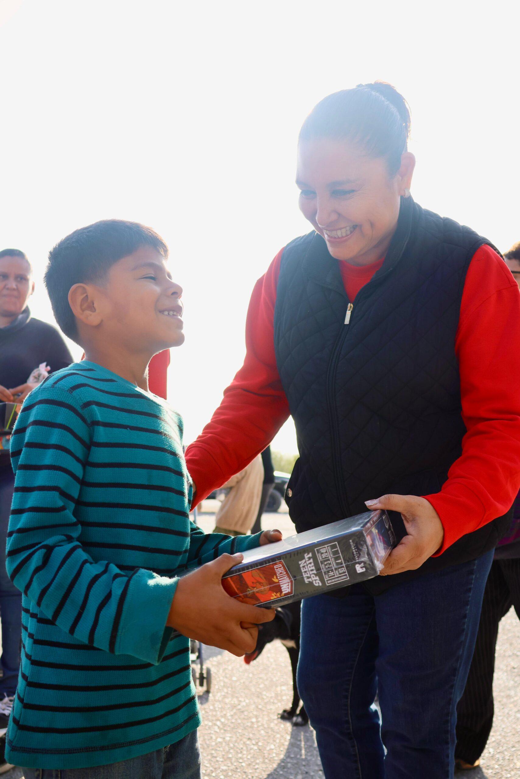 Entrega Diana Haro  juguetes en colonias