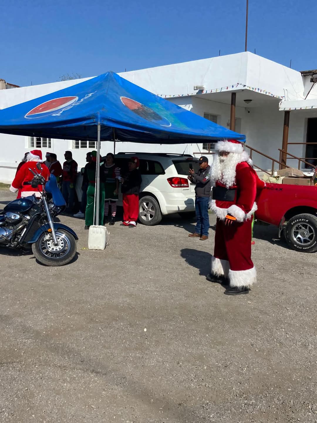 Llega Santa biker a ejidos de Sabinas