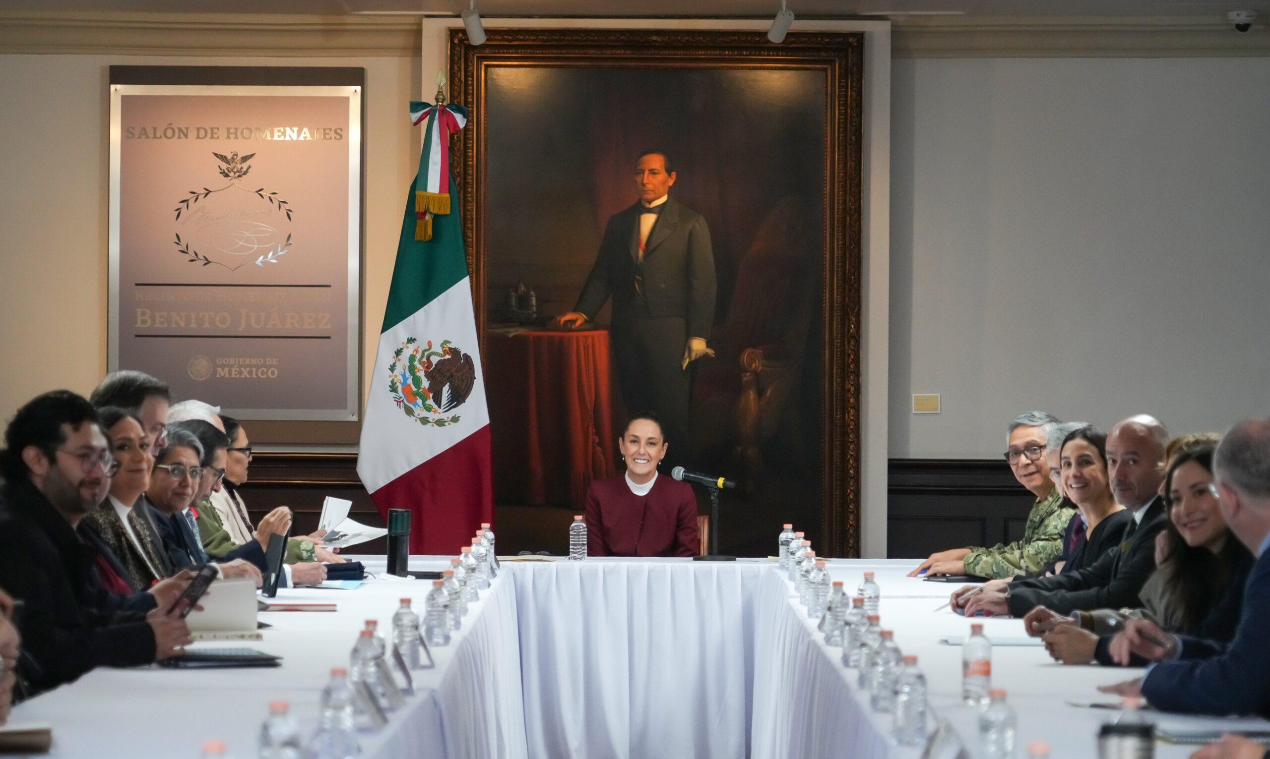 Sheinbaum se reúne con gabinete legal y ampliado en Palacio Nacional