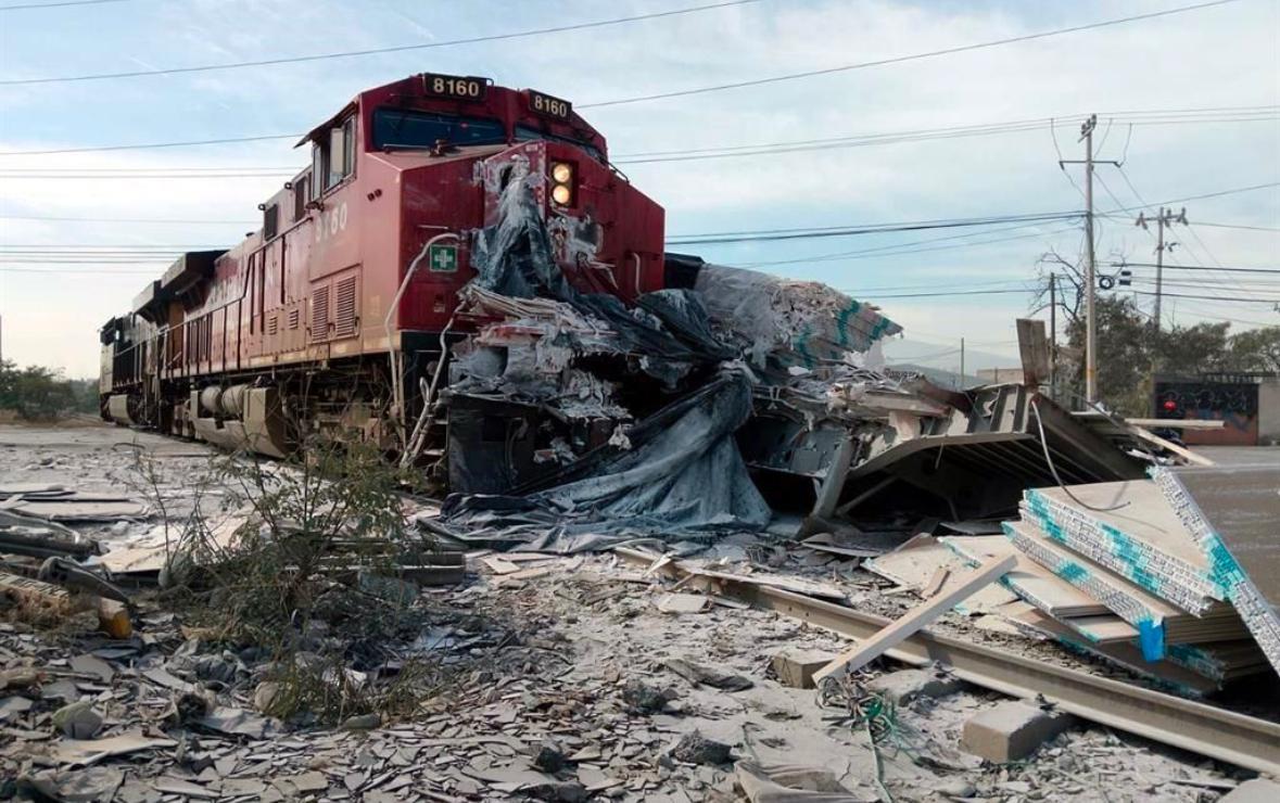Impacta tren a tráiler en la 53