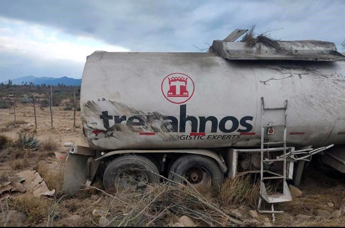 Se vuelca pipa con 30 mil litros de gasolina en la 53