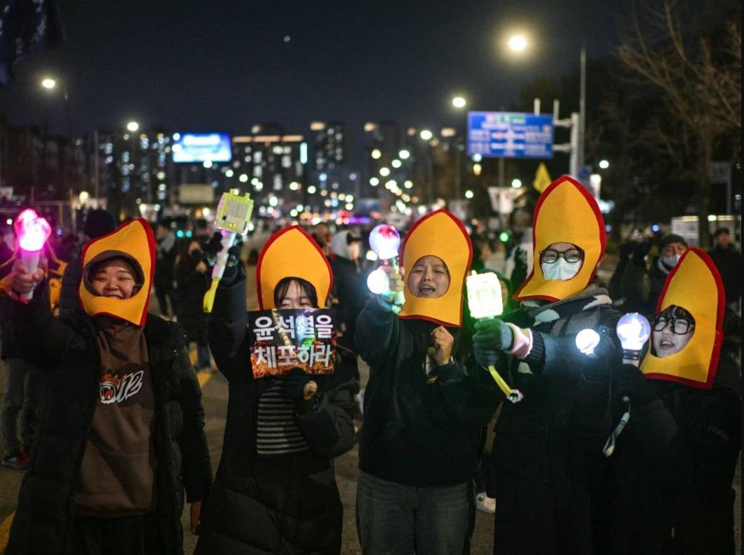 Con aespa, Girls Generation y villancicos, surcoreanos protestan contra el presidente