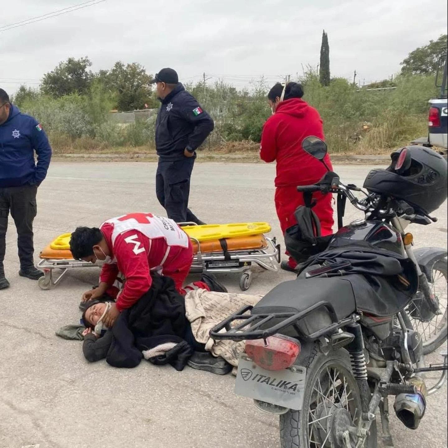 Se atraviesa caballo y tumba a motociclistas