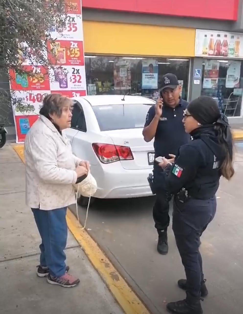 Evitan extorsión a adulta mayor