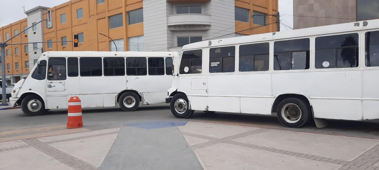 Bloquean transportistas calles del primer cuadro