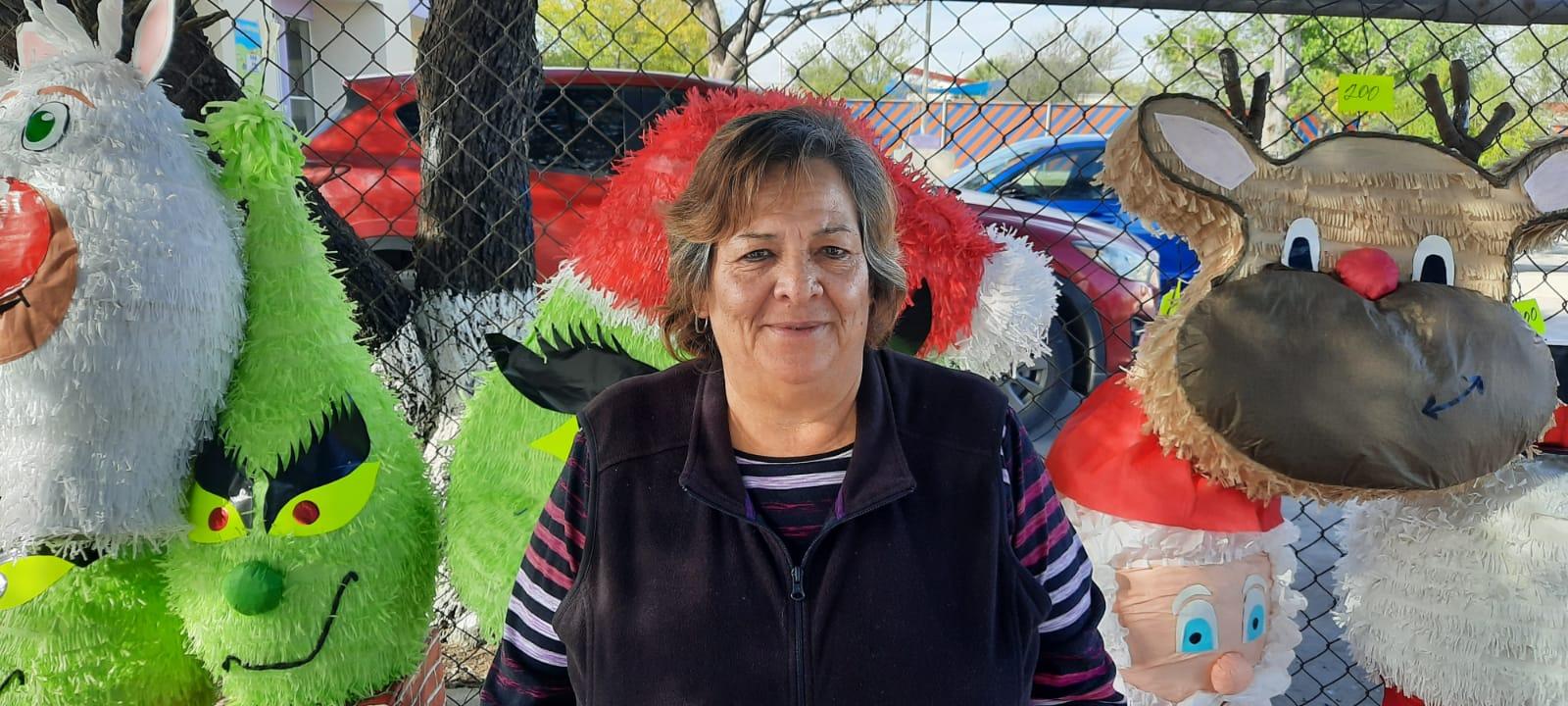 Elabora doña Felícitas 300 piñatas navideñas
