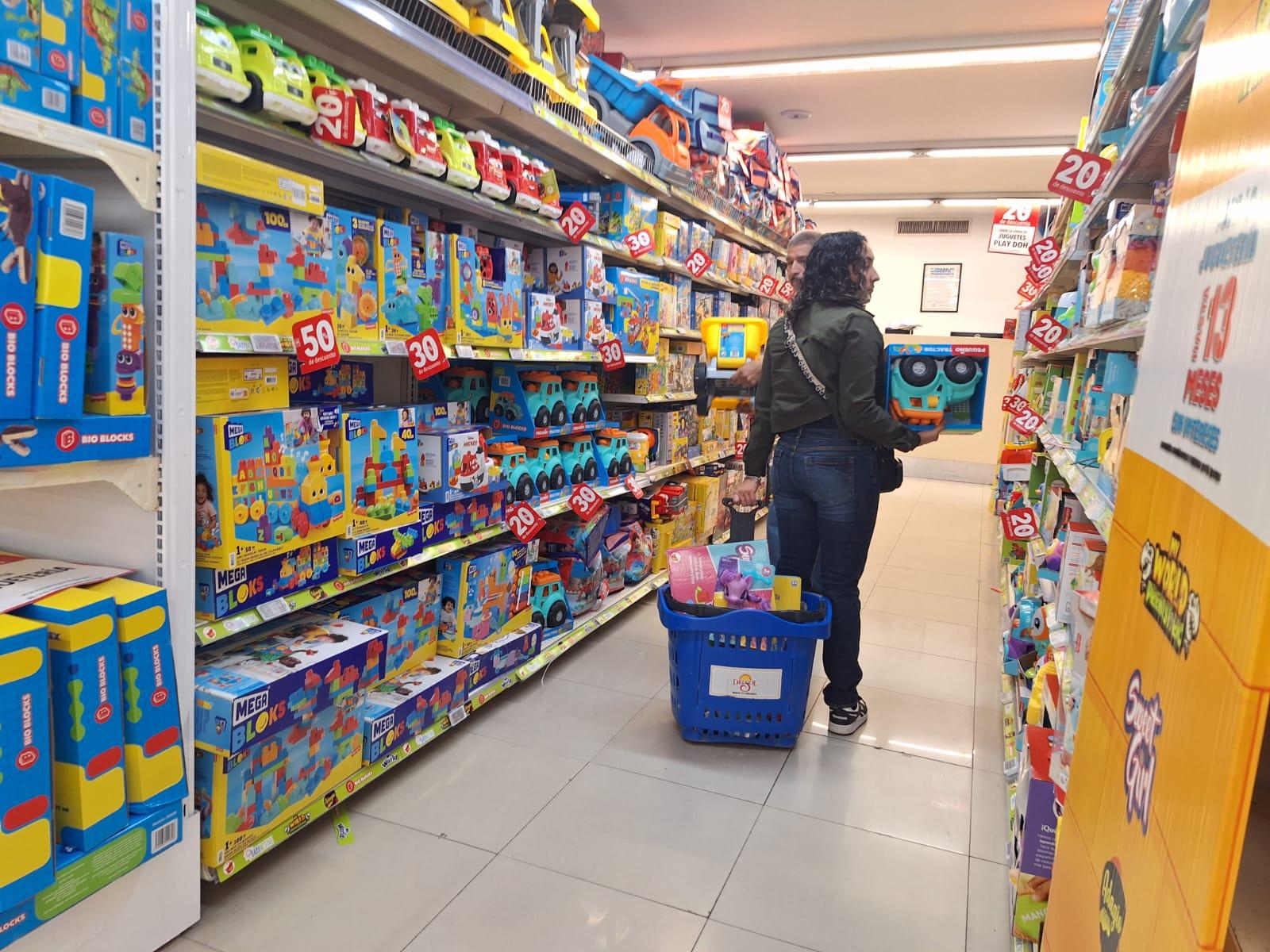 Abarrotan el centro en busca de juguetes