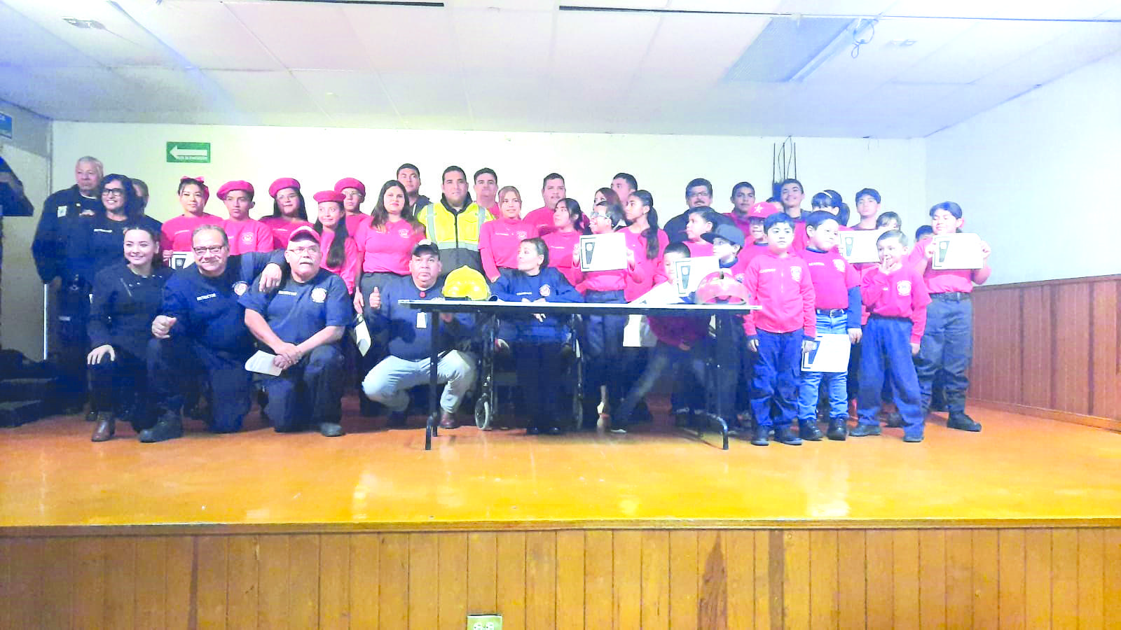 Se gradúan niños y jóvenes bomberos