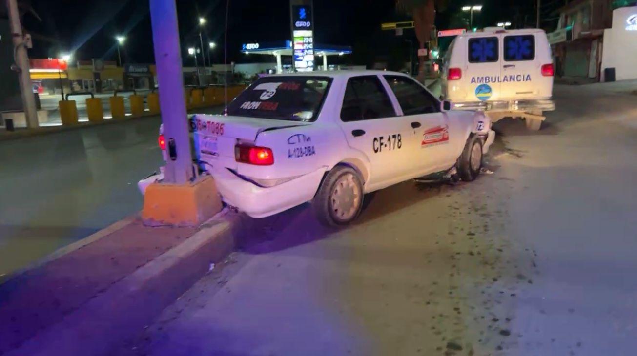 Choca taxista contra camellón de bulevar