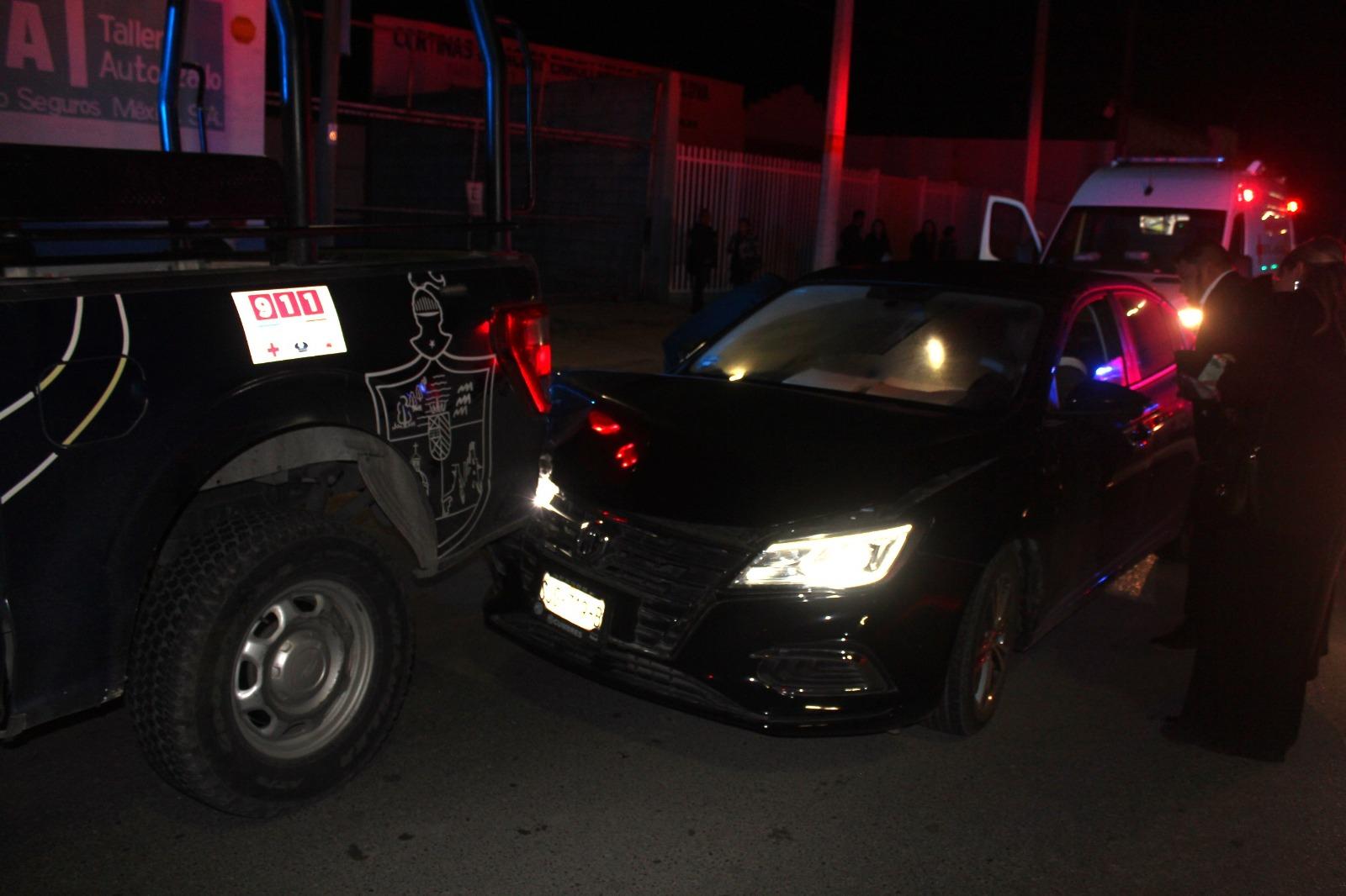 Choca por alcance patrulla de Policía