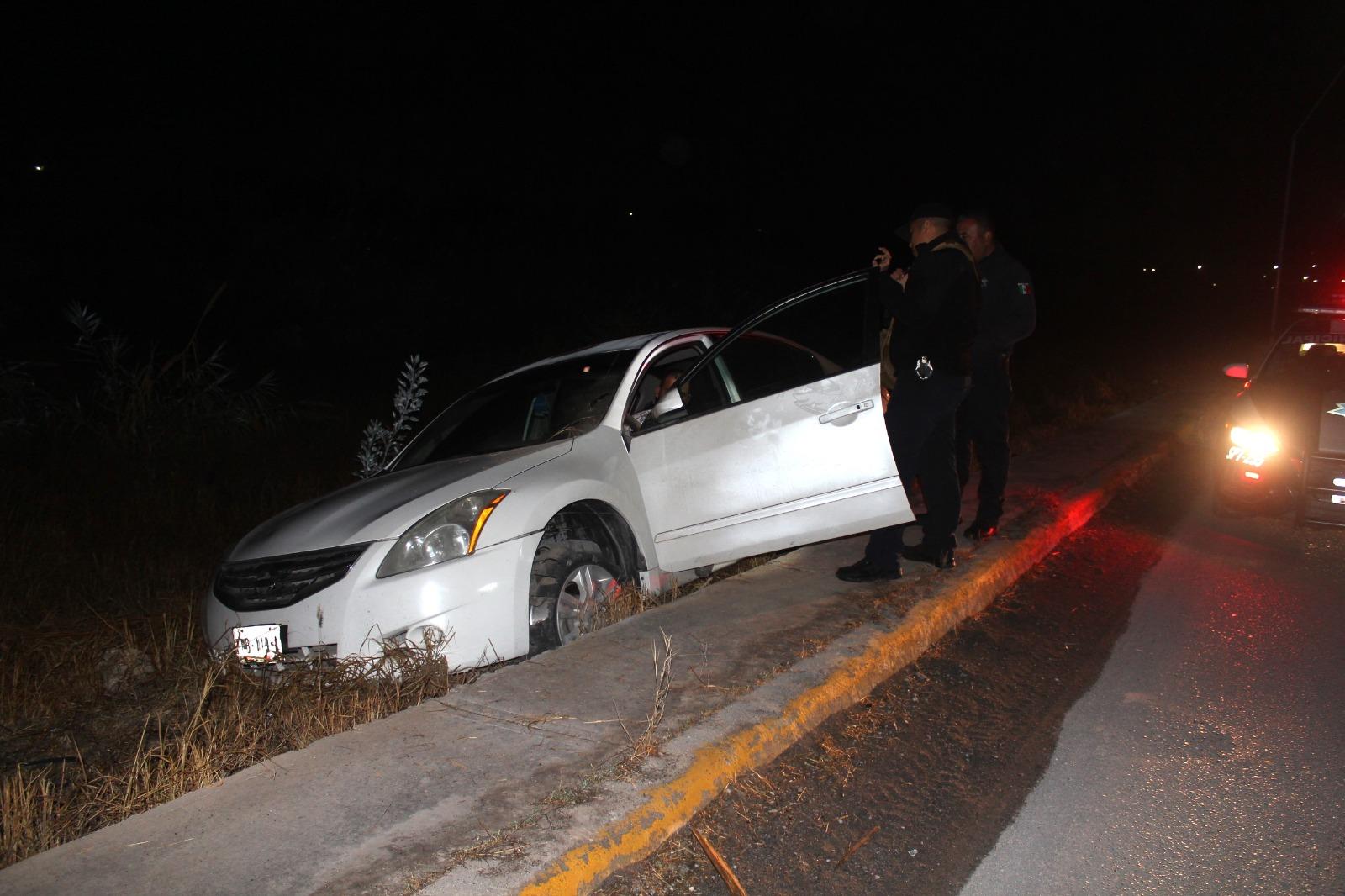 Se le cae celular y provoca accidente