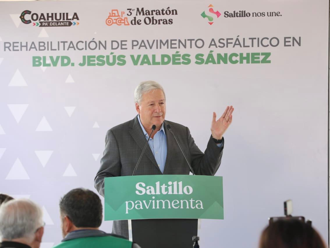 Entrega Chema Fraustro recarpeteo de Valdés Sánchez