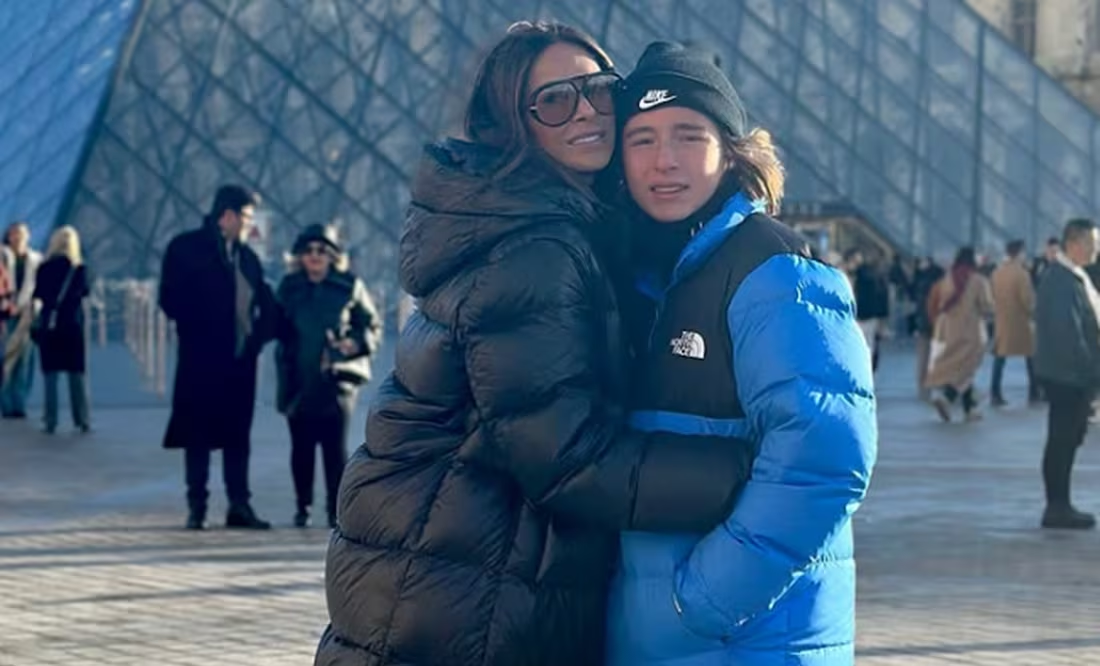 Galilea Montijo presume viaje a París con su hijo