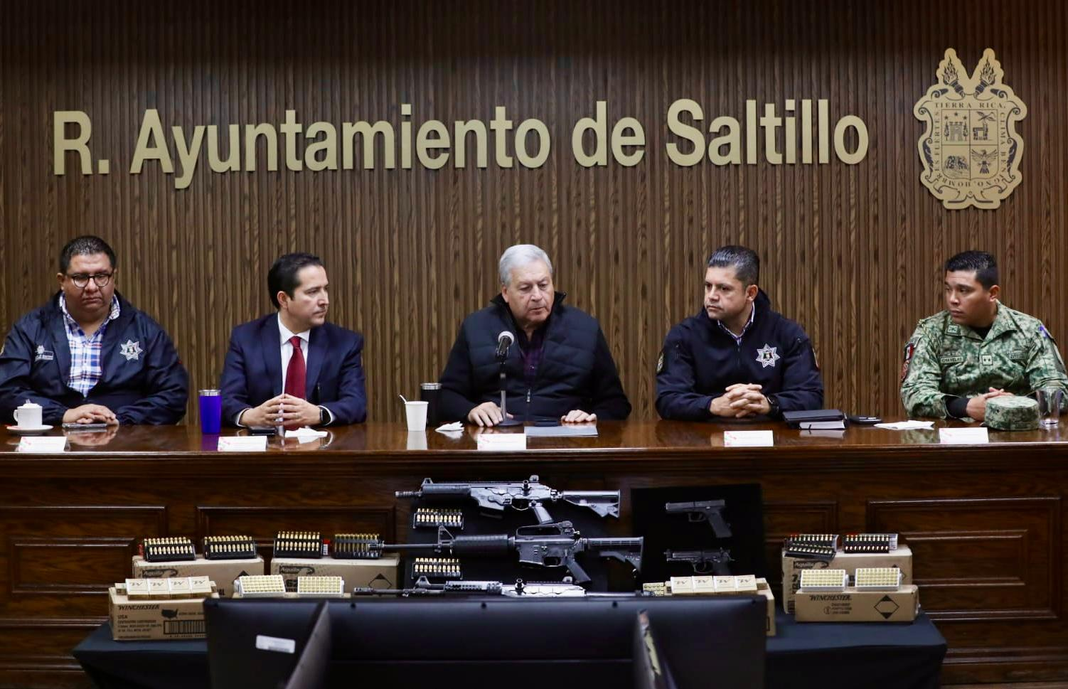 Entrega Chema Fraustro cartuchos para armas de la Comisaría de Seguridad