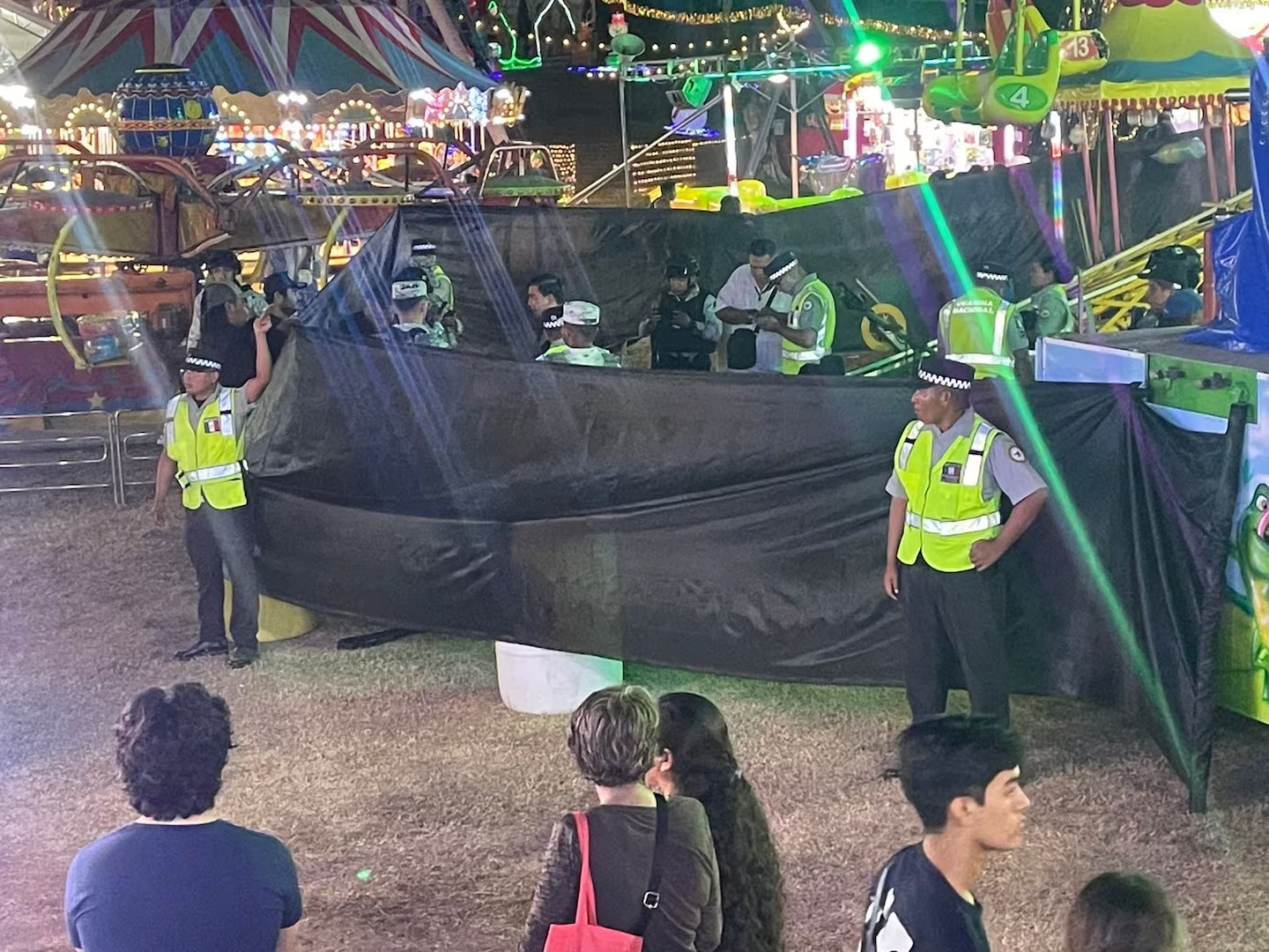 Juego mecánico se desploma en feria de Acapulco; hay 2 lesionados