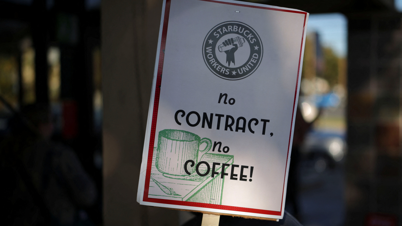 La huelga de Starbucks se extenderá a más de 300 locales en EU en Nochebuena