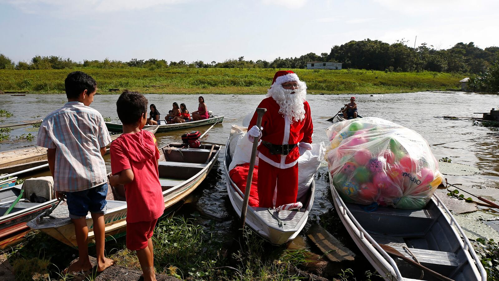 Santa Claus desafía calor para llevar regalos a selva de la Amazonía