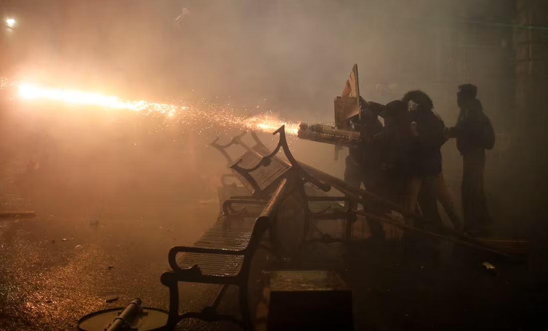 Manifestantes usan “ametralladoras” de fuegos artificiales en Georgia; hay más de 100 arrestados por enfrentamientos