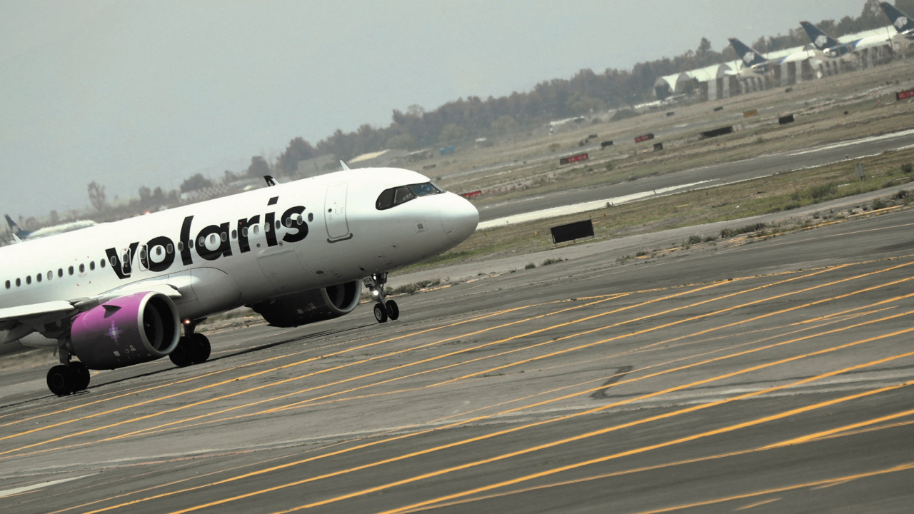 Pasajero de Volaris intenta desviar vuelo hacia EU: Fue detenido y la aeronave aterrizó en Guadalajara