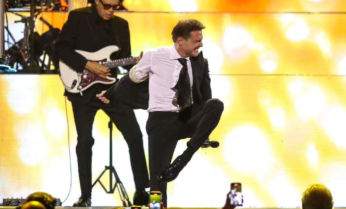 Luis Miguel deslumbra en la primera de sus últimas dos noches en México