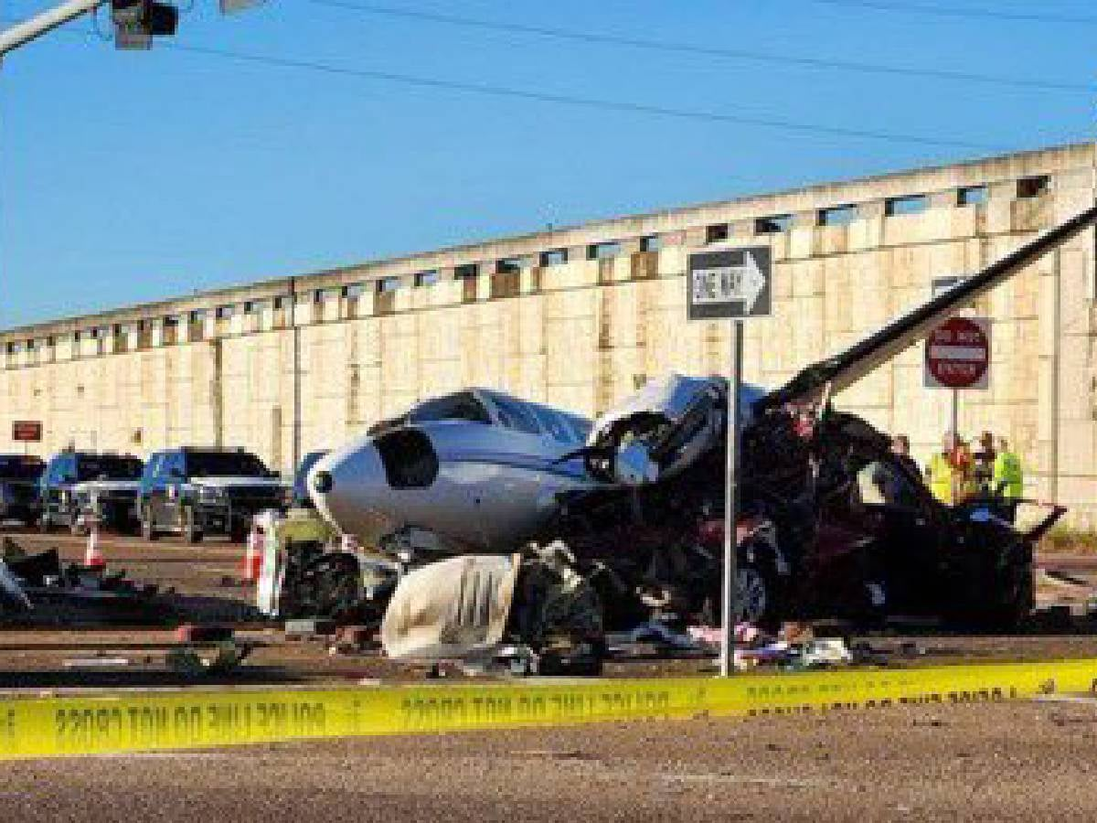 Avioneta intenta aterrizaje de emergencia y se estrella contra autos en Texas