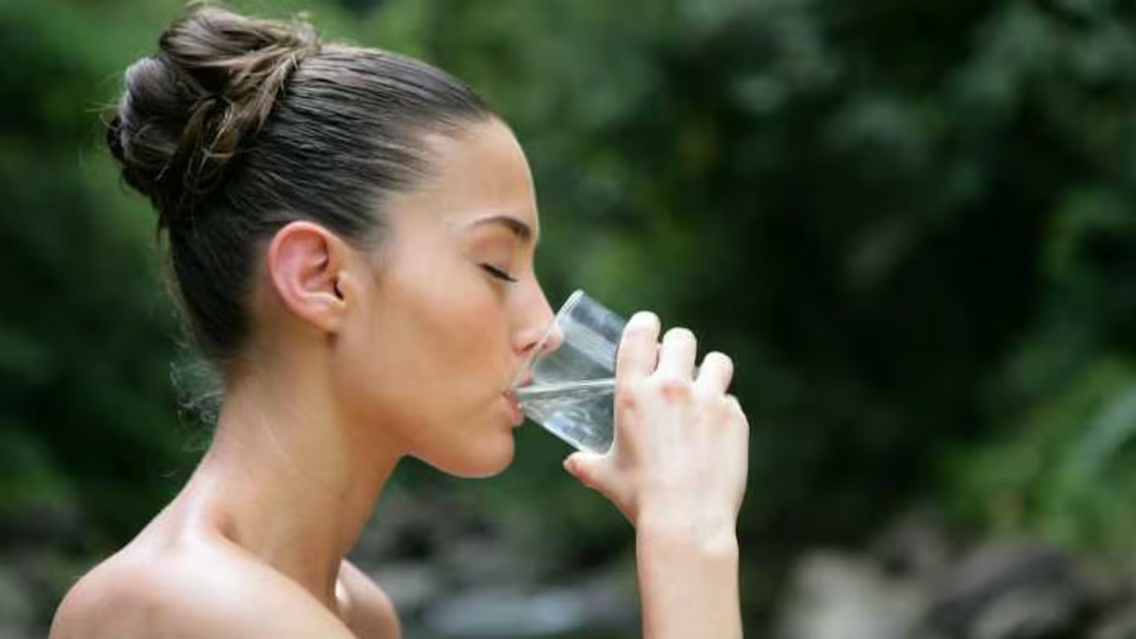 ¿Por qué deberías de tomar un vaso de agua caliente en ayunas?