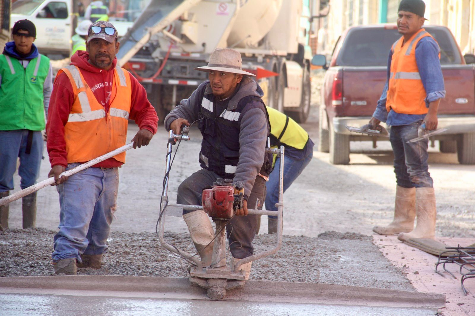 Reconocen vecinos trabajos en calle General Cepeda