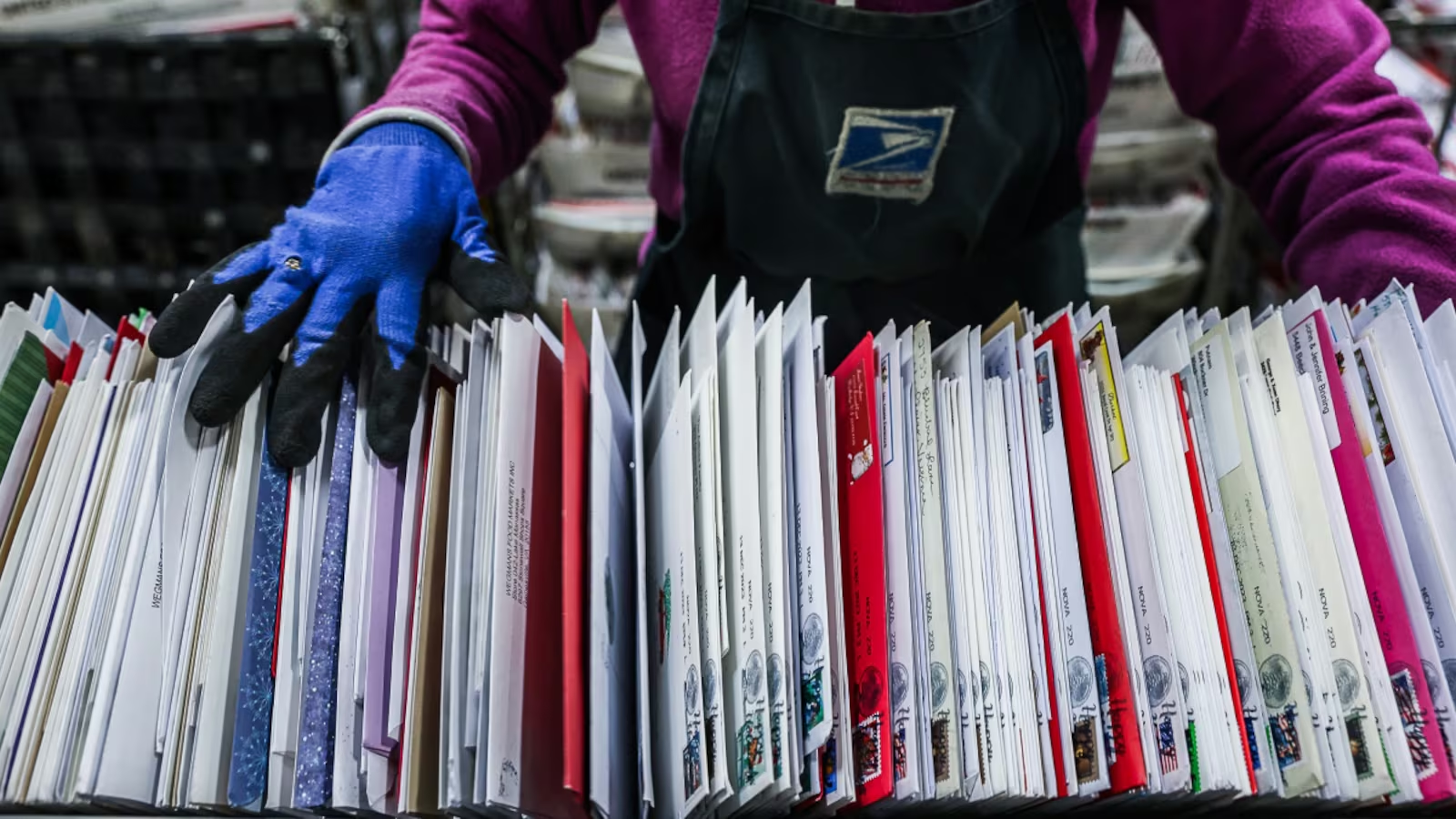 ¿Tus envíos desde EU te saldrán más caros? Trump planea privatizar el servicio postal