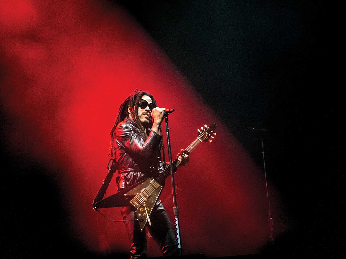 Lenny Kravitz, estruendo neoyorkino; presenta show electrizante en el Palacio de los Deportes