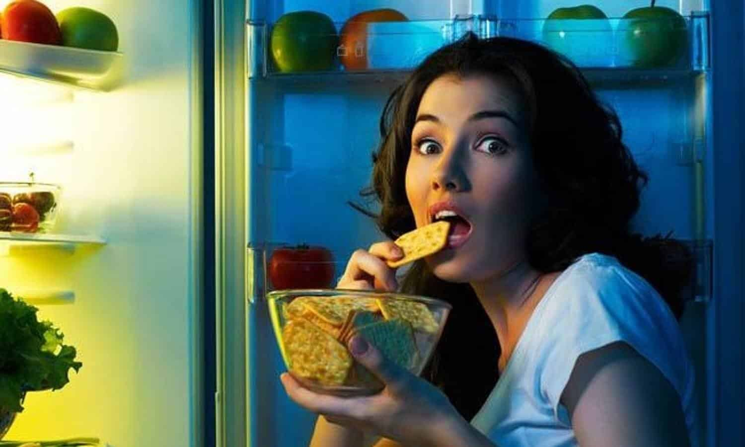 Estos son los riesgos de cenar tarde, según expertos