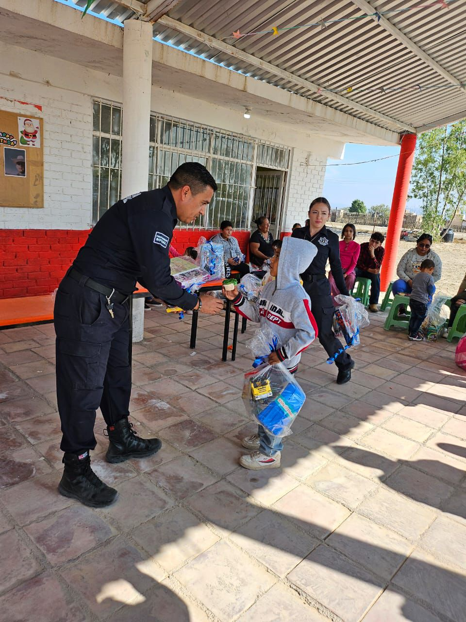 POLICÍAS DE RAMOS ARIZPE LLEVAN POSADAS A NIÑOS DEL CAMPO