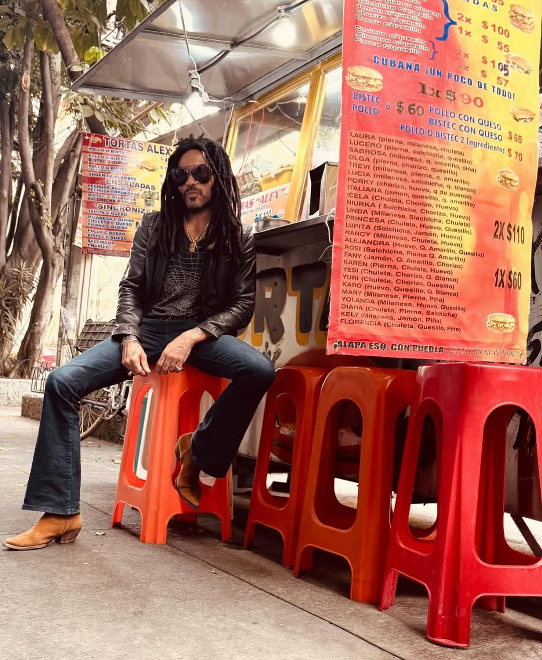 Lenny Kravitz presume foto en un puesto de tortas en CDMX