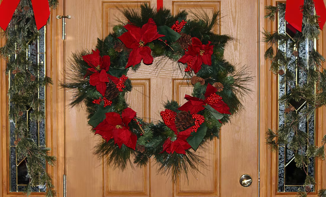 ¿Por qué se decora la puerta con una corona navideña?; conoce la tradición de Navidad