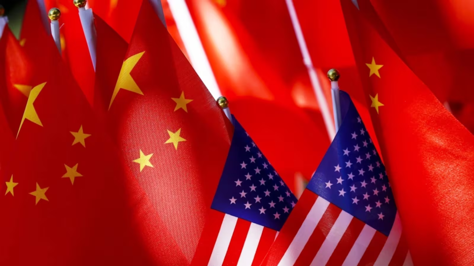 China contraataca a EU: Prohíbe exportar metales tras restricción de Biden para producir chips avanzados
