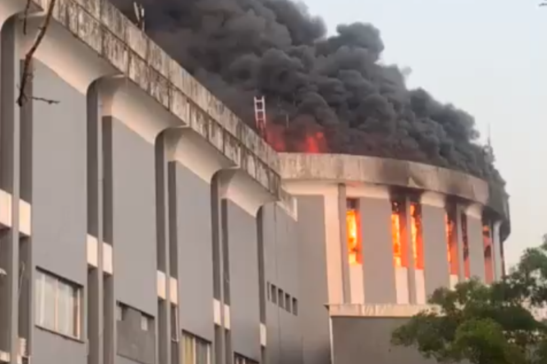 Se incendia el Parlamento de Liberia en medio de protestas contra su presidente