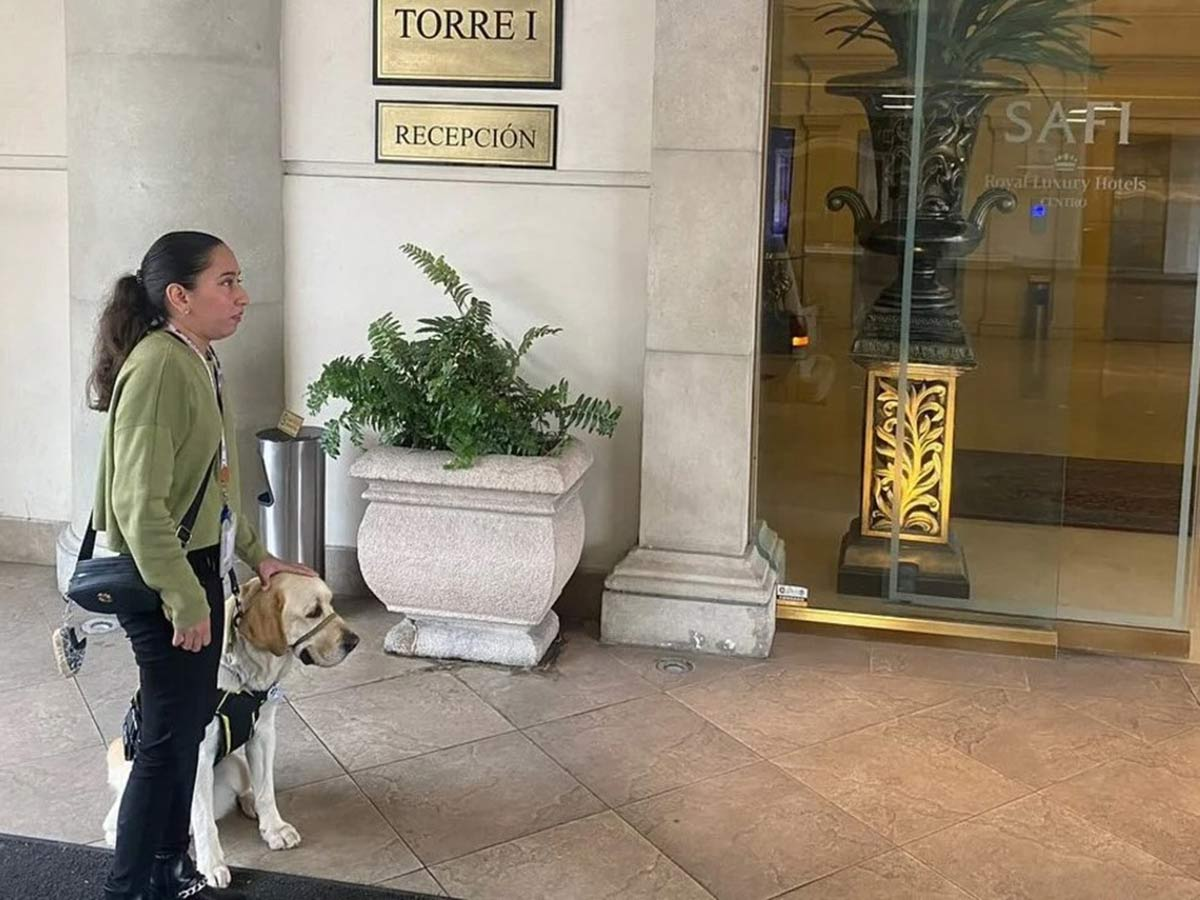 ‘No se aceptan mascotas’, hotel de NL le niega el acceso a mujer invidente por llevar perro guía