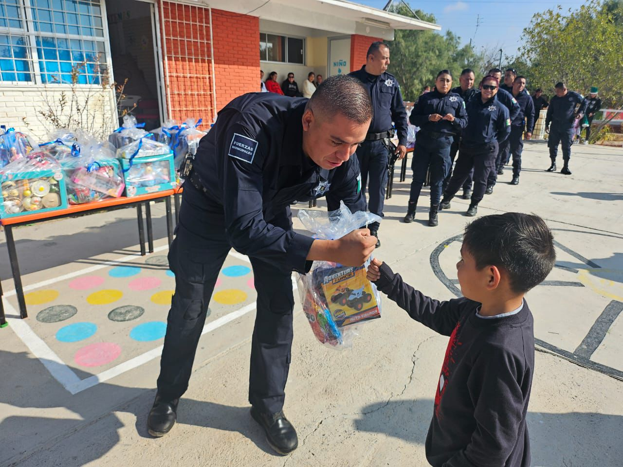 POLICÍAS RAMOSARIZPENSES CELEBRAN LA NAVIDAD CON NIÑOS DEL EJIDO HIPÓLITO