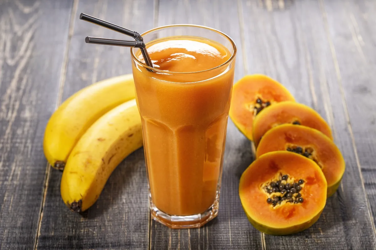 ¿Qué beneficios tiene el licuado de papaya con plátano?