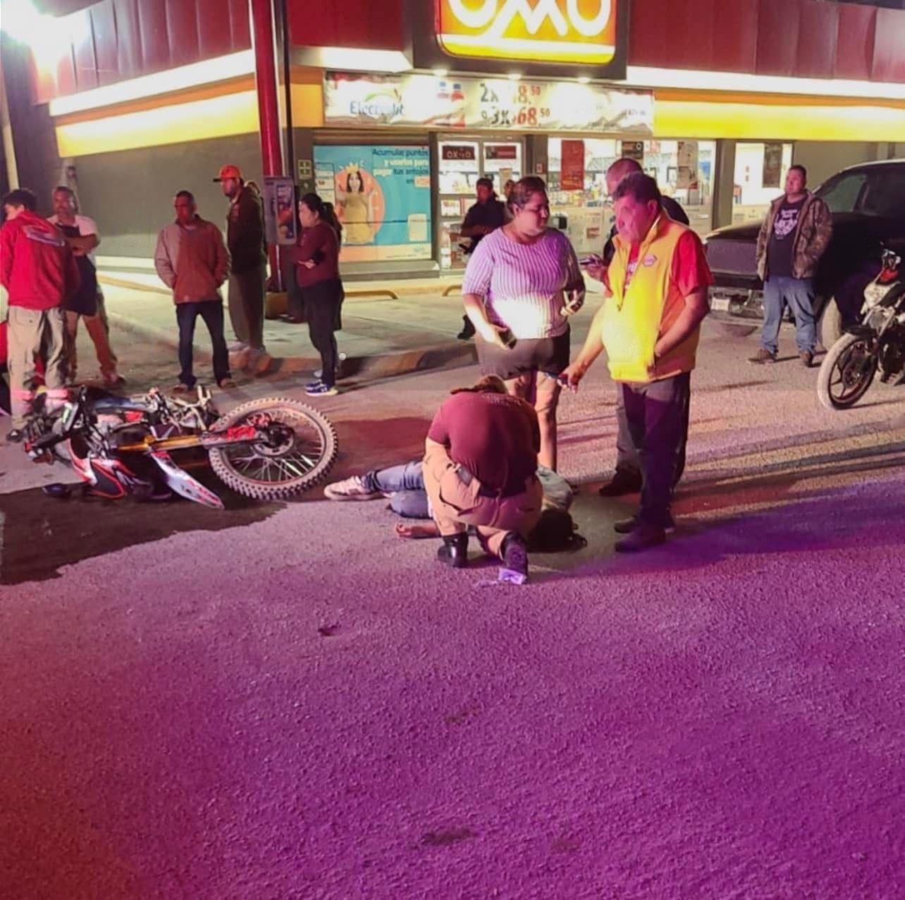Arrolla motociclista a mujer y la lesiona